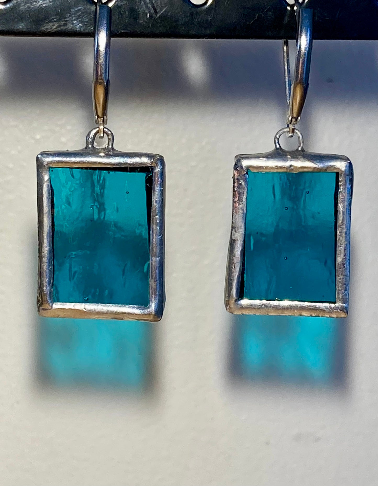 Boucles d'oreilles en vitrail bleu turquoise