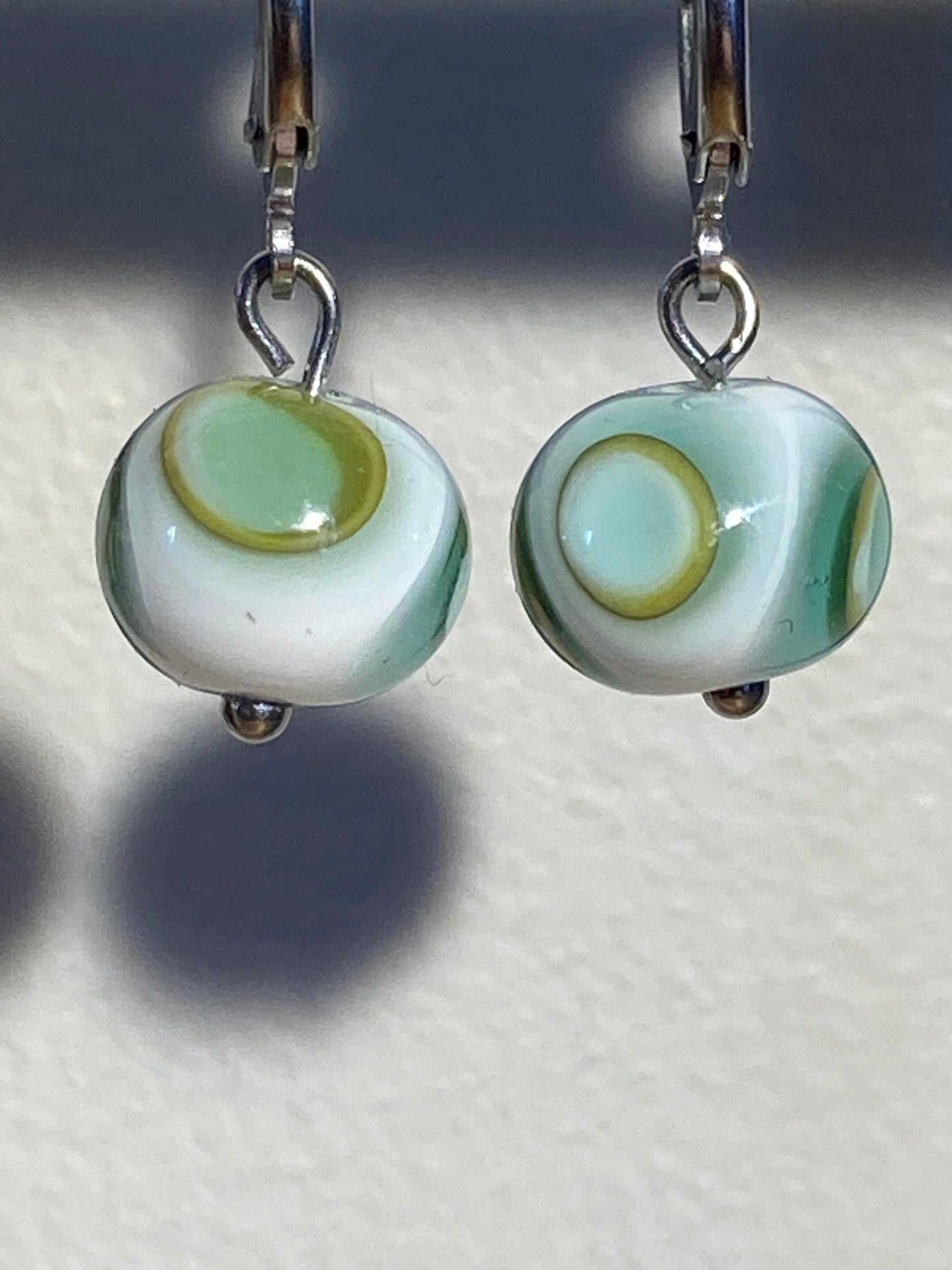 Boucles d'oreilles perles blanches en verre avec pois bleus et verts