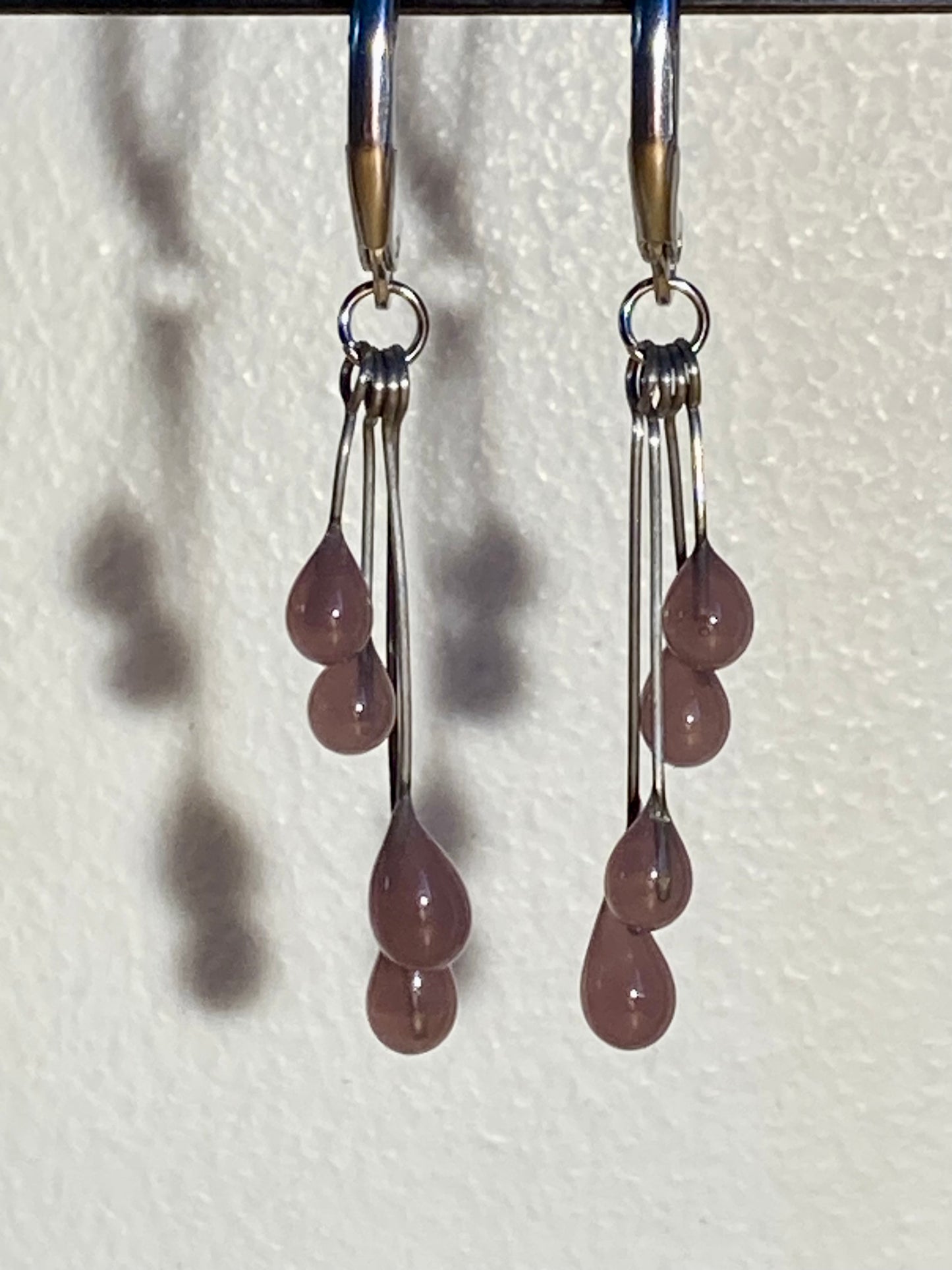 Boucles d'oreilles gouttes de verre rose-violet