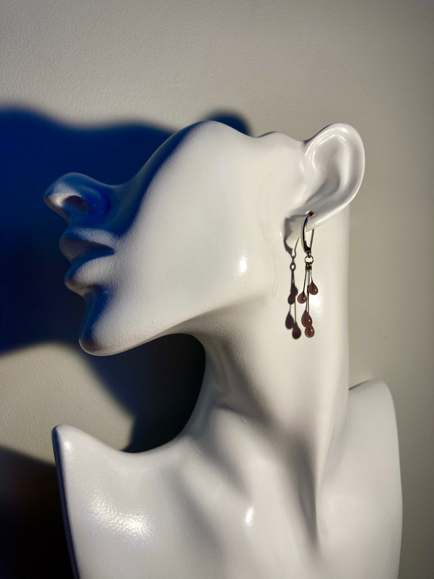 Boucles d'oreilles gouttes de verre rose-violet