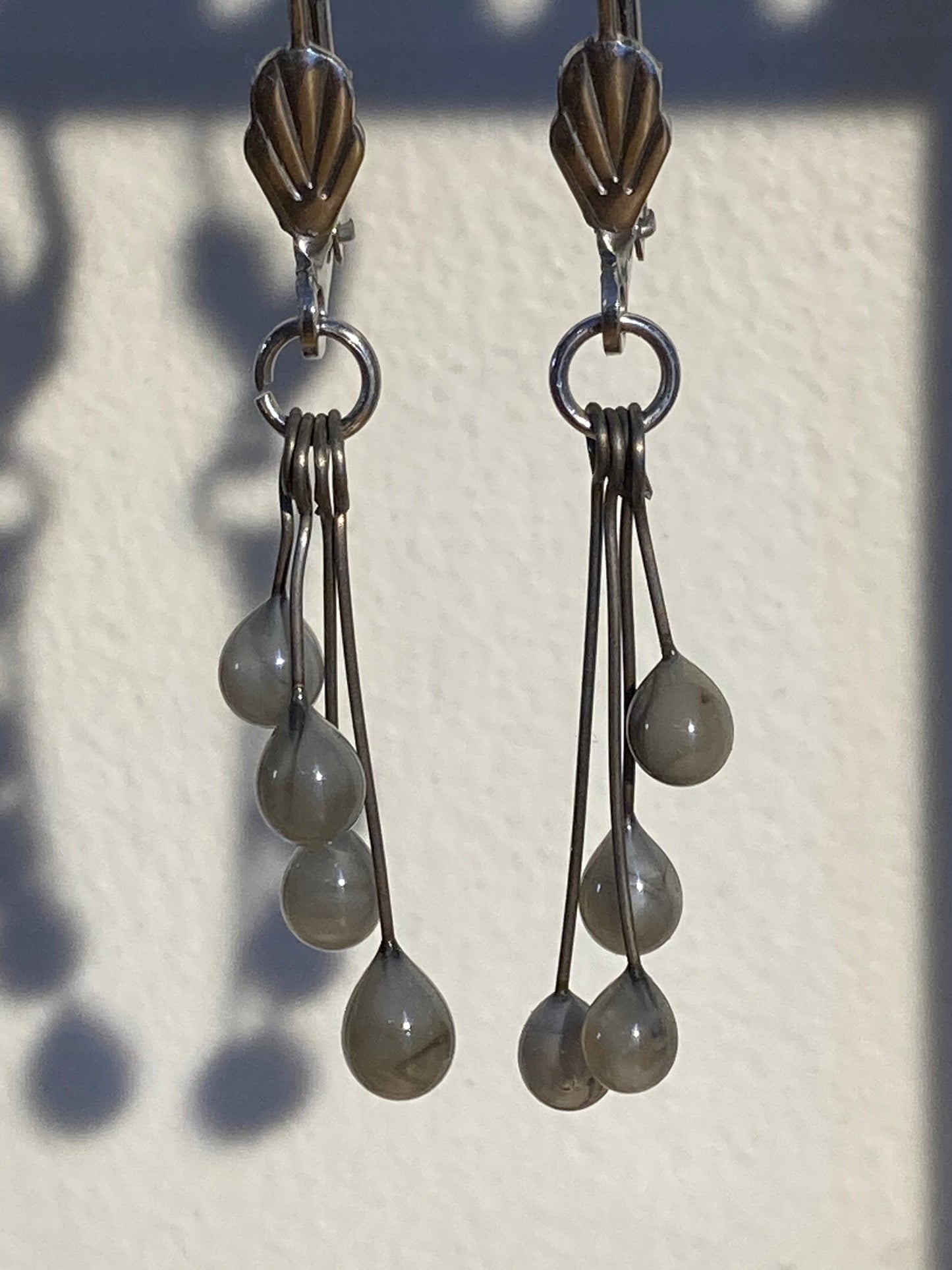 Boucles d'oreilles grises en gouttes de verre