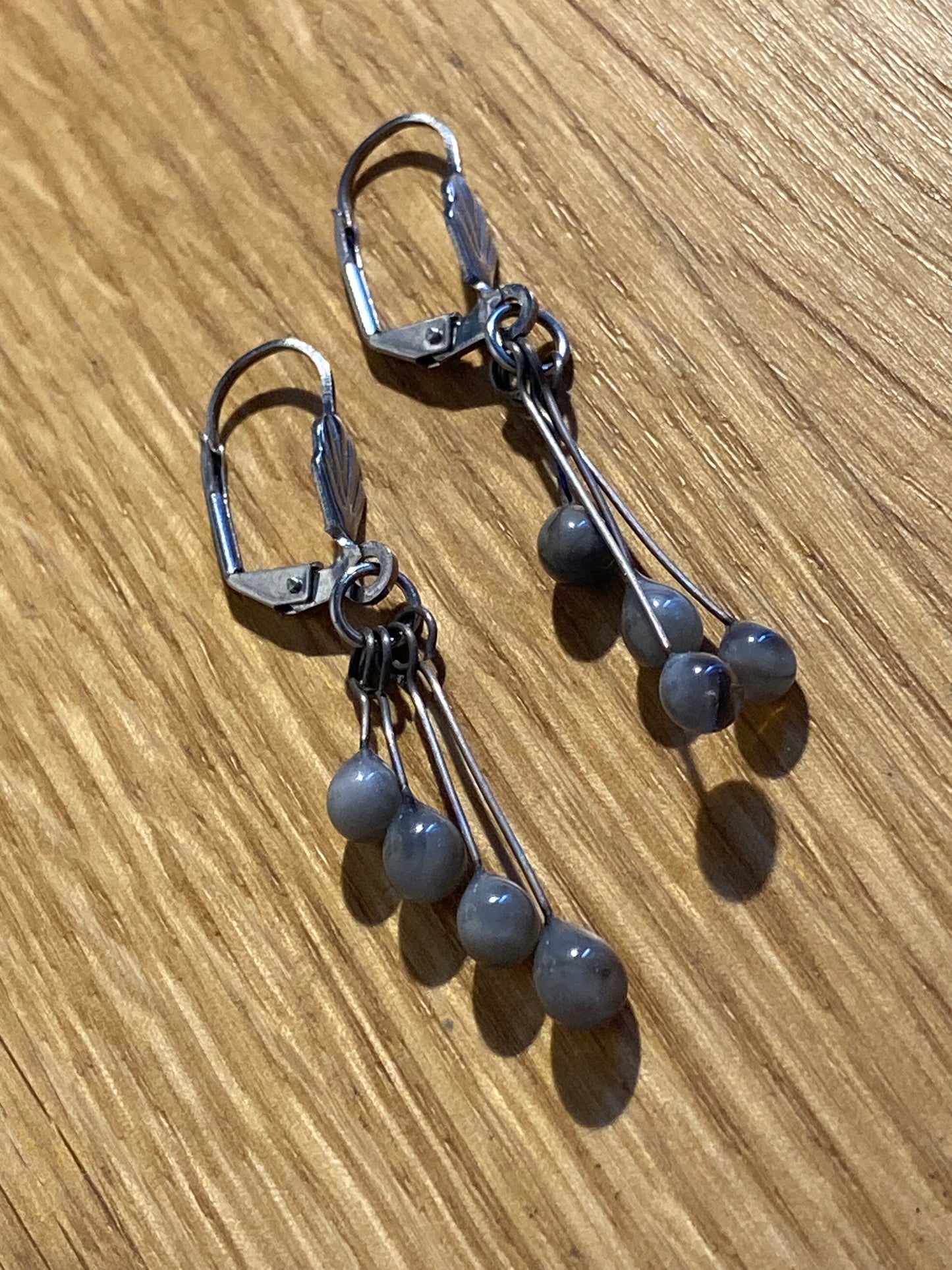 Boucles d'oreilles grises en gouttes de verre