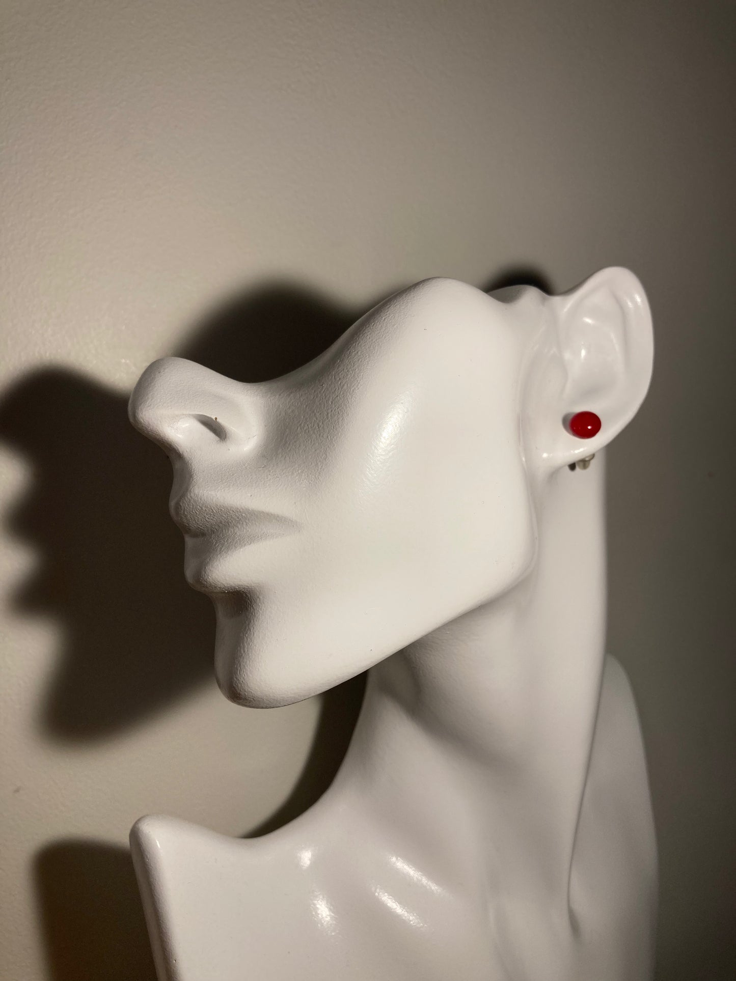 Puces rouge cerise sur tige inox