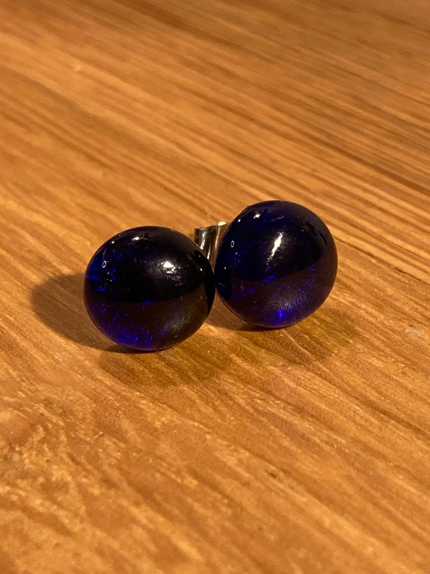 Puces bleu marine sur tige inox