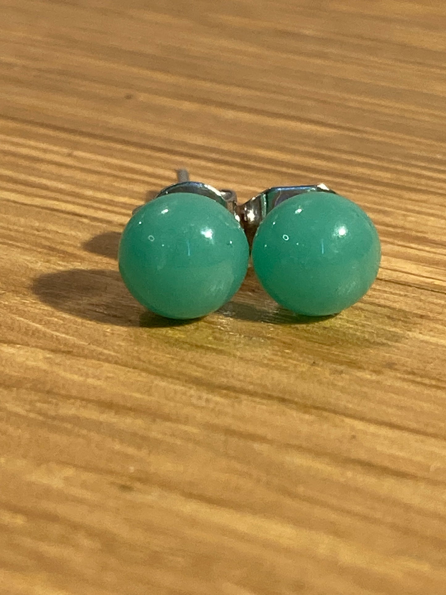 Puces vert emeraude en verre de petite taille