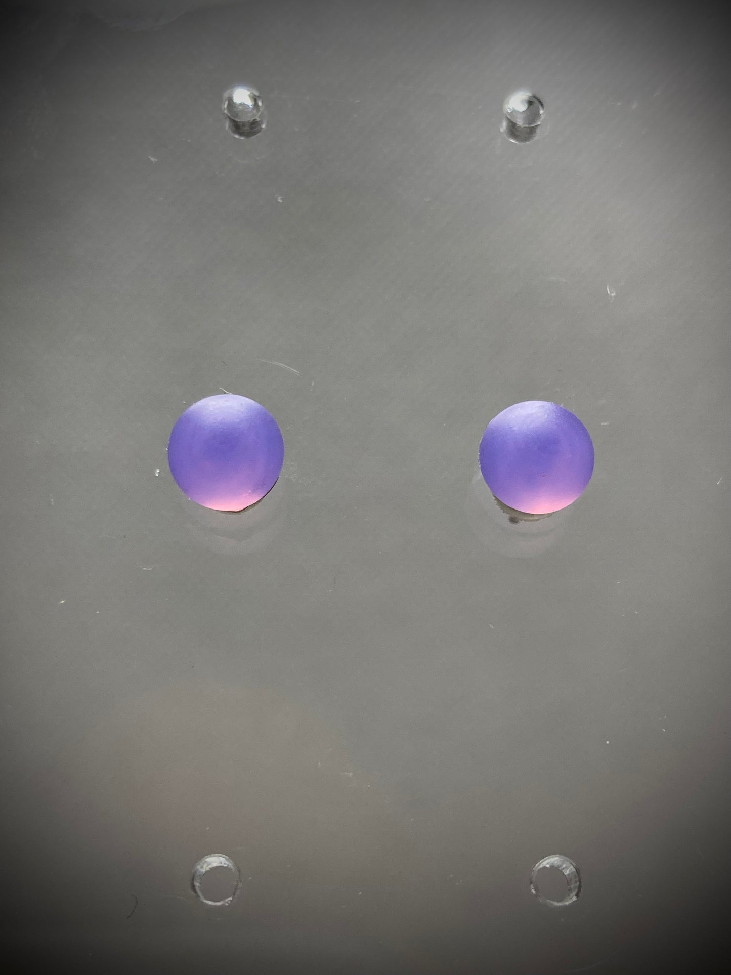 Puce violette en verre