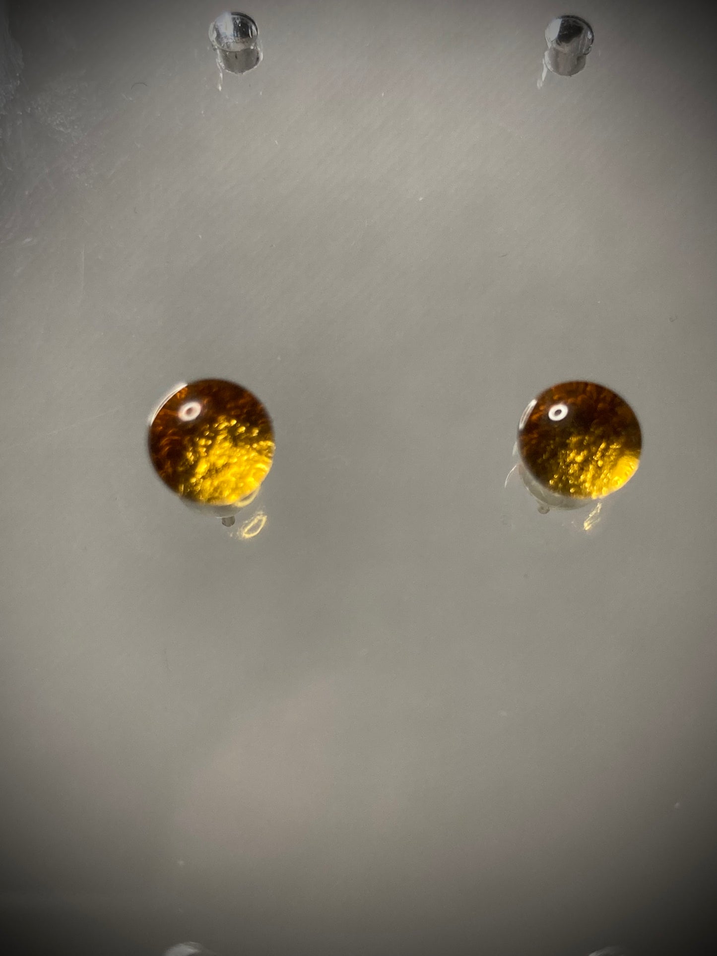Puce de couleur ambre en verre