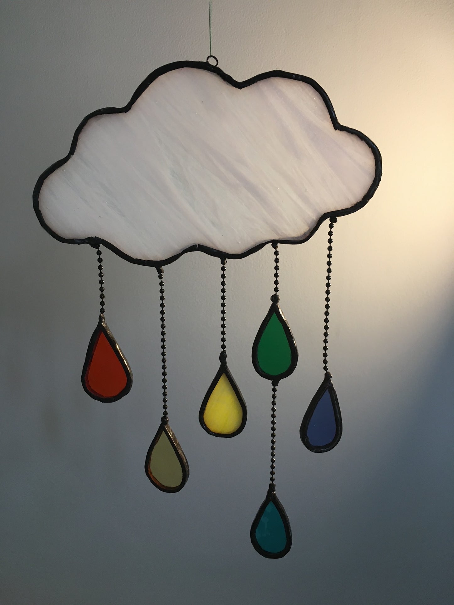 Nuage et pluie arc-en-ciel en vitrail