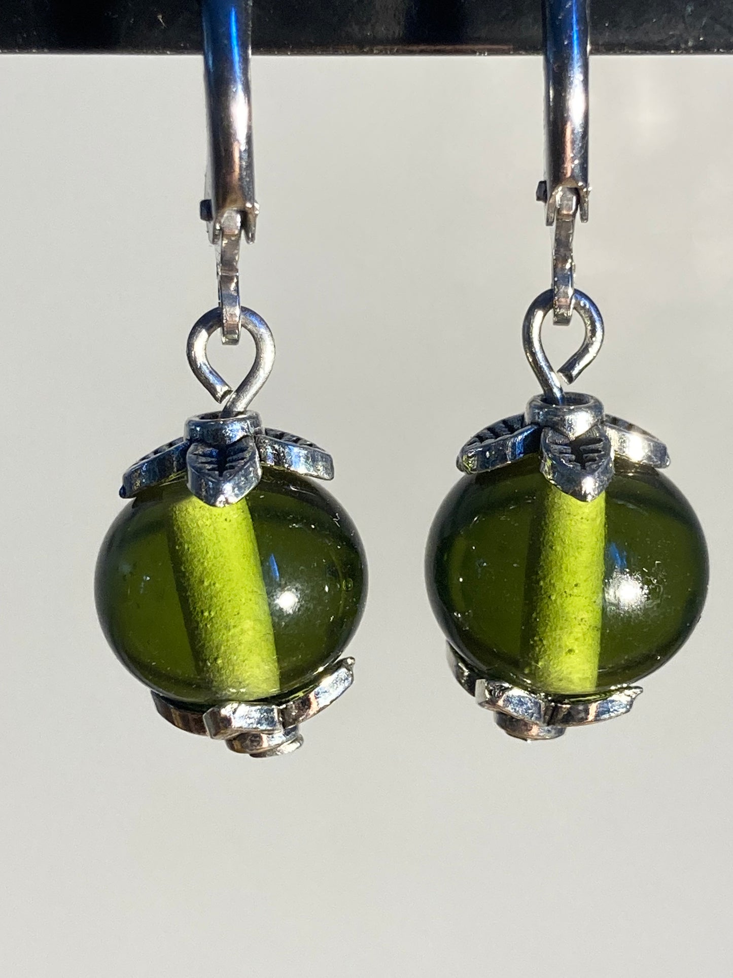 Boucles d'oreilles pendantes vert olive