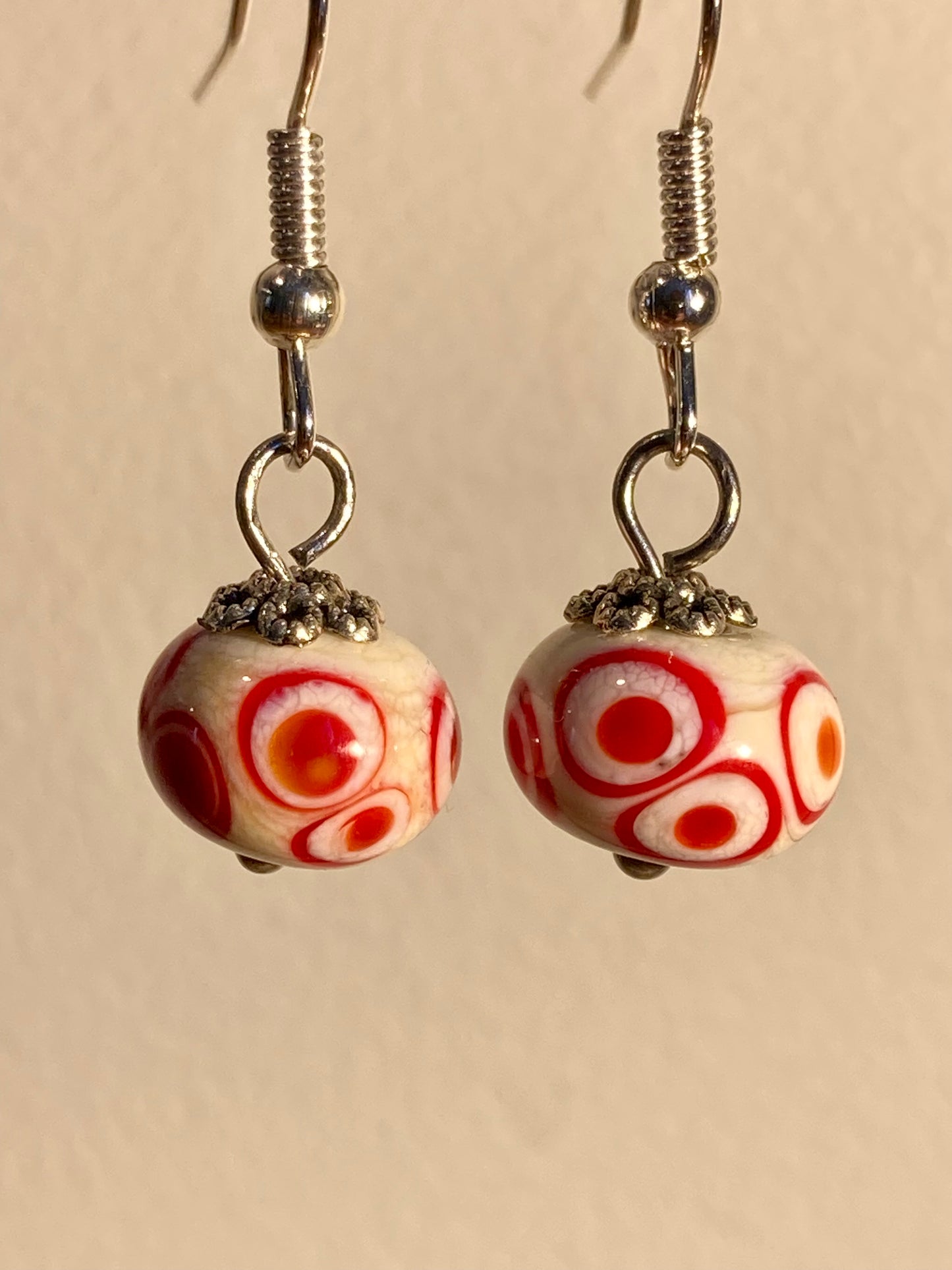 Boucles d'oreilles pendantes beiges à cercles rouges