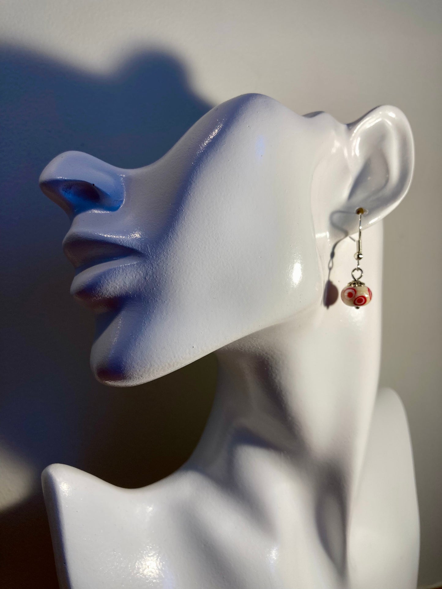 Boucles d'oreilles pendantes beiges à cercles rouges