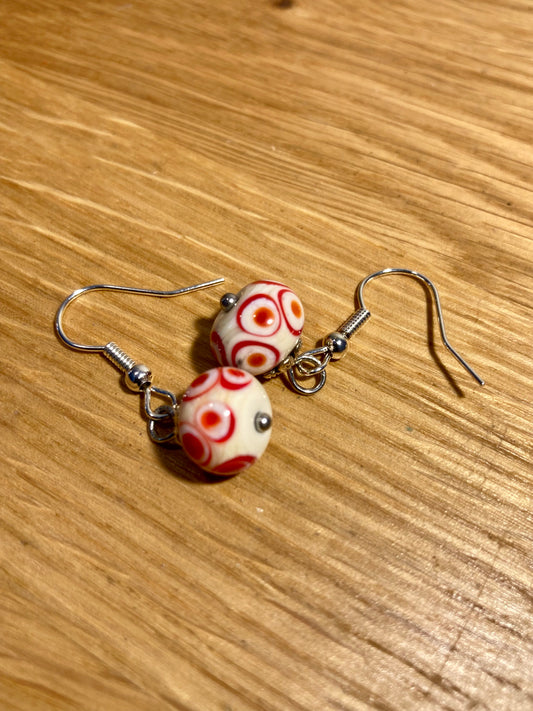 Boucles d'oreilles pendantes beiges à cercles rouges