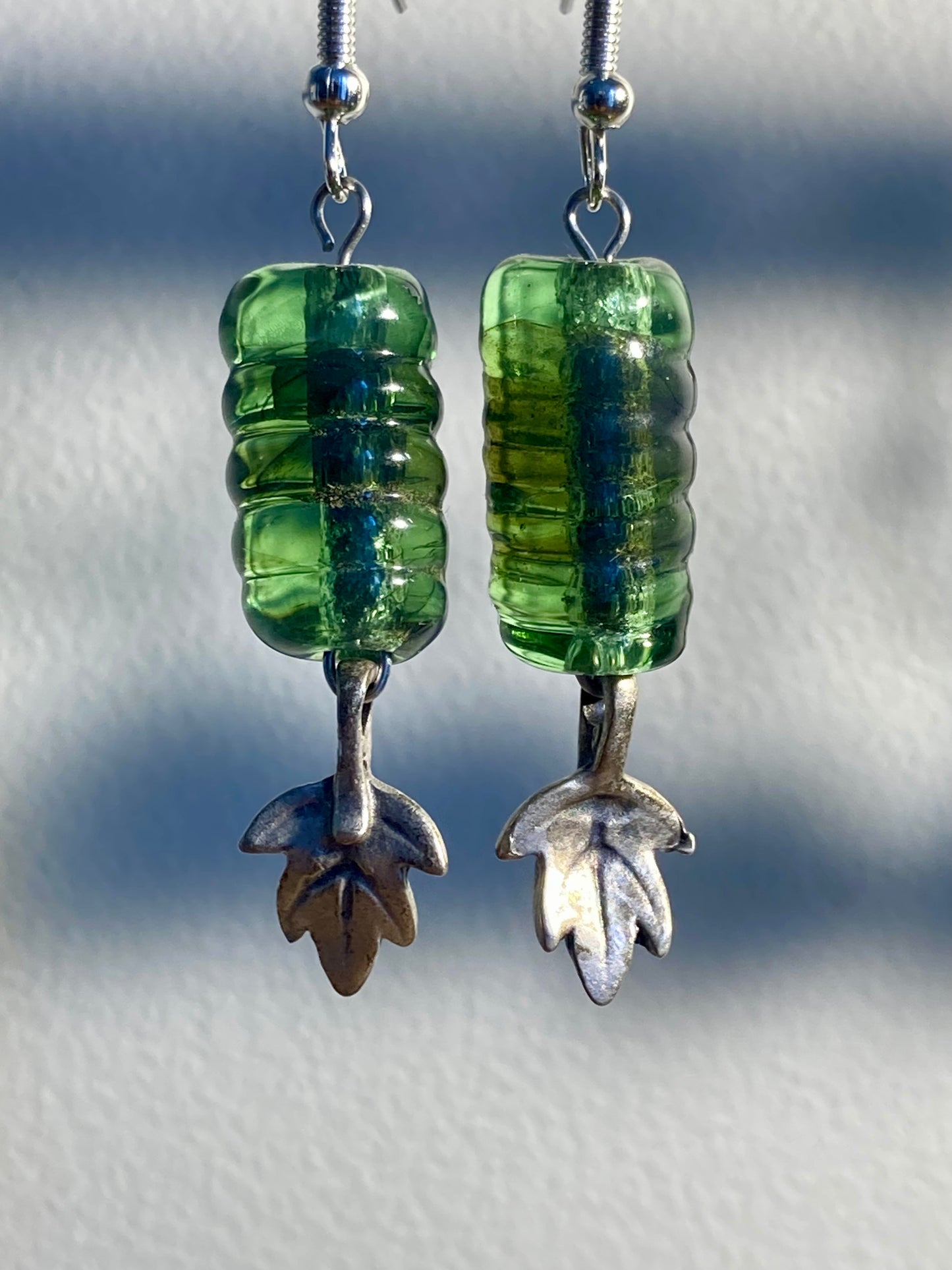 Boucles d'oreilles pendantes cylindriques avec feuille