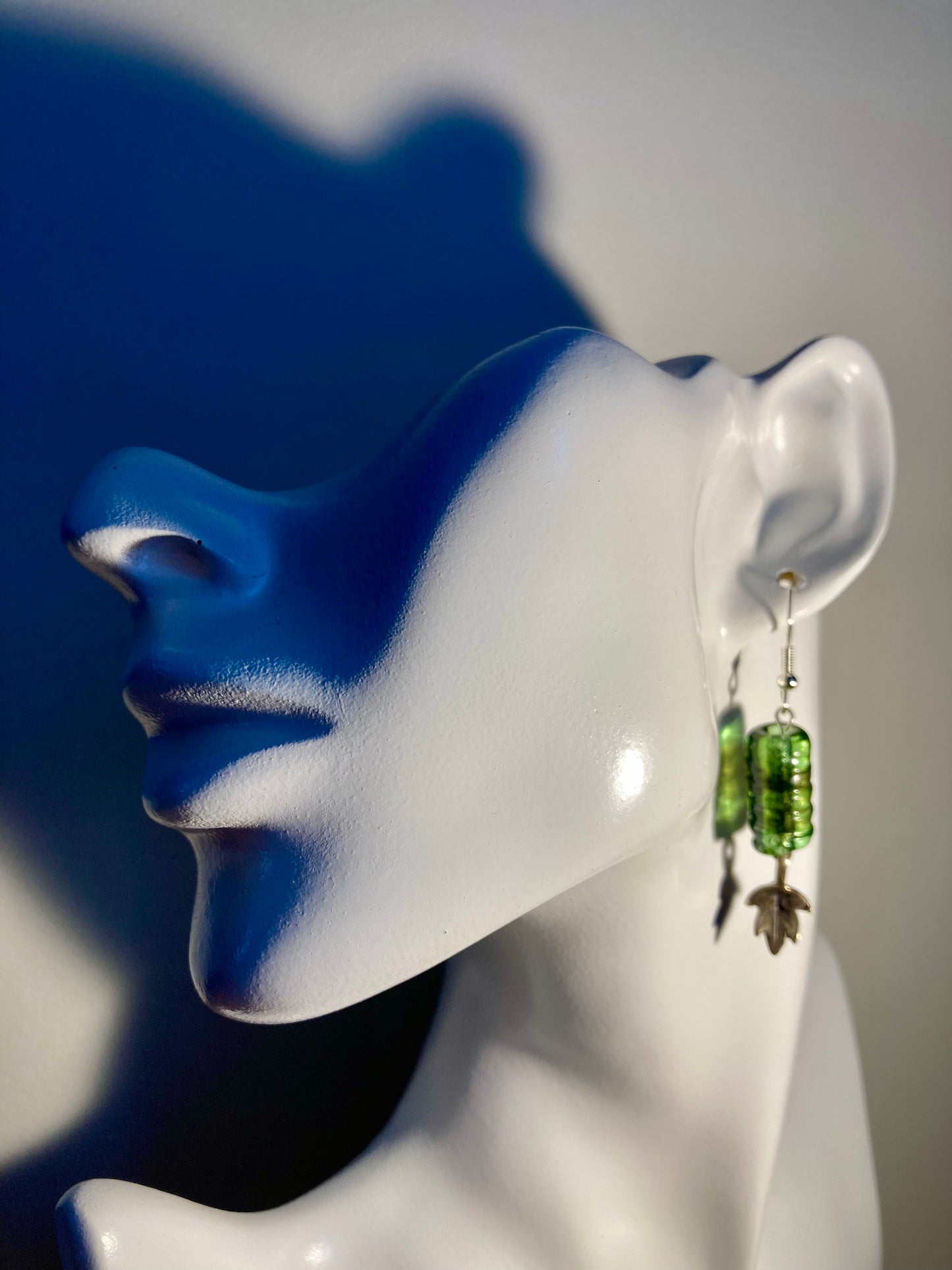Boucles d'oreilles pendantes cylindriques avec feuille