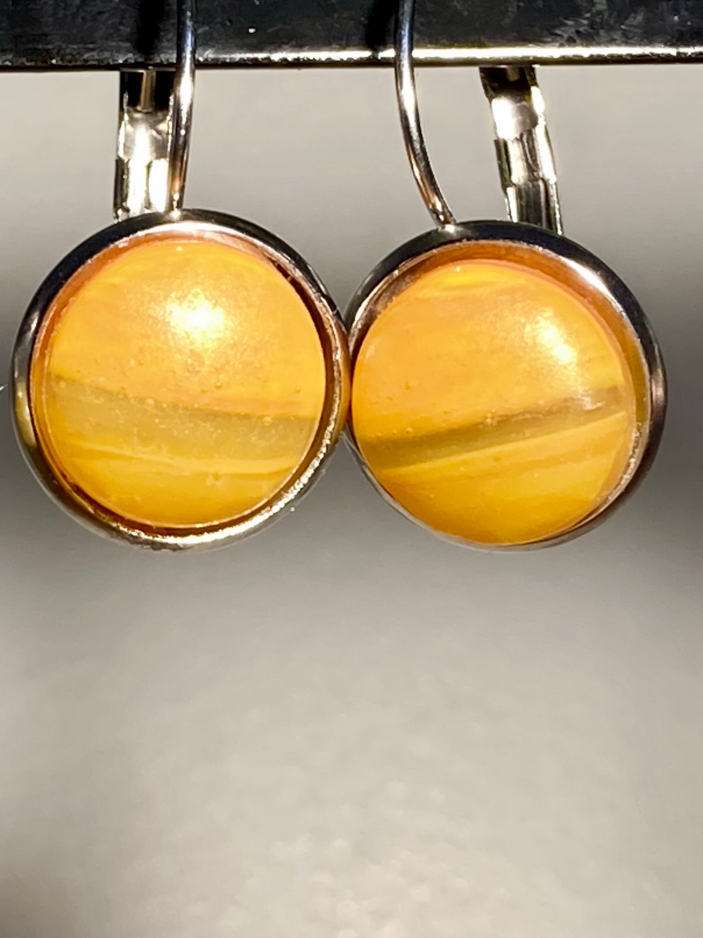 Dormeuses en verre orange zébrées