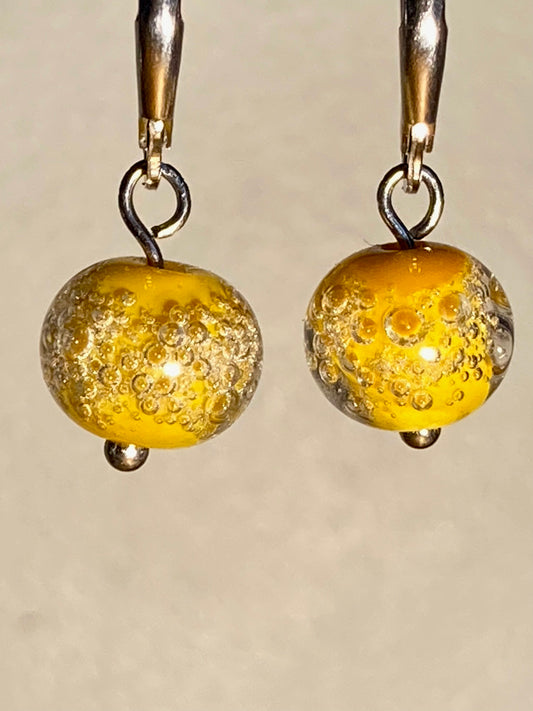 Boucles d'oreilles orange en verre opaque avec bulles