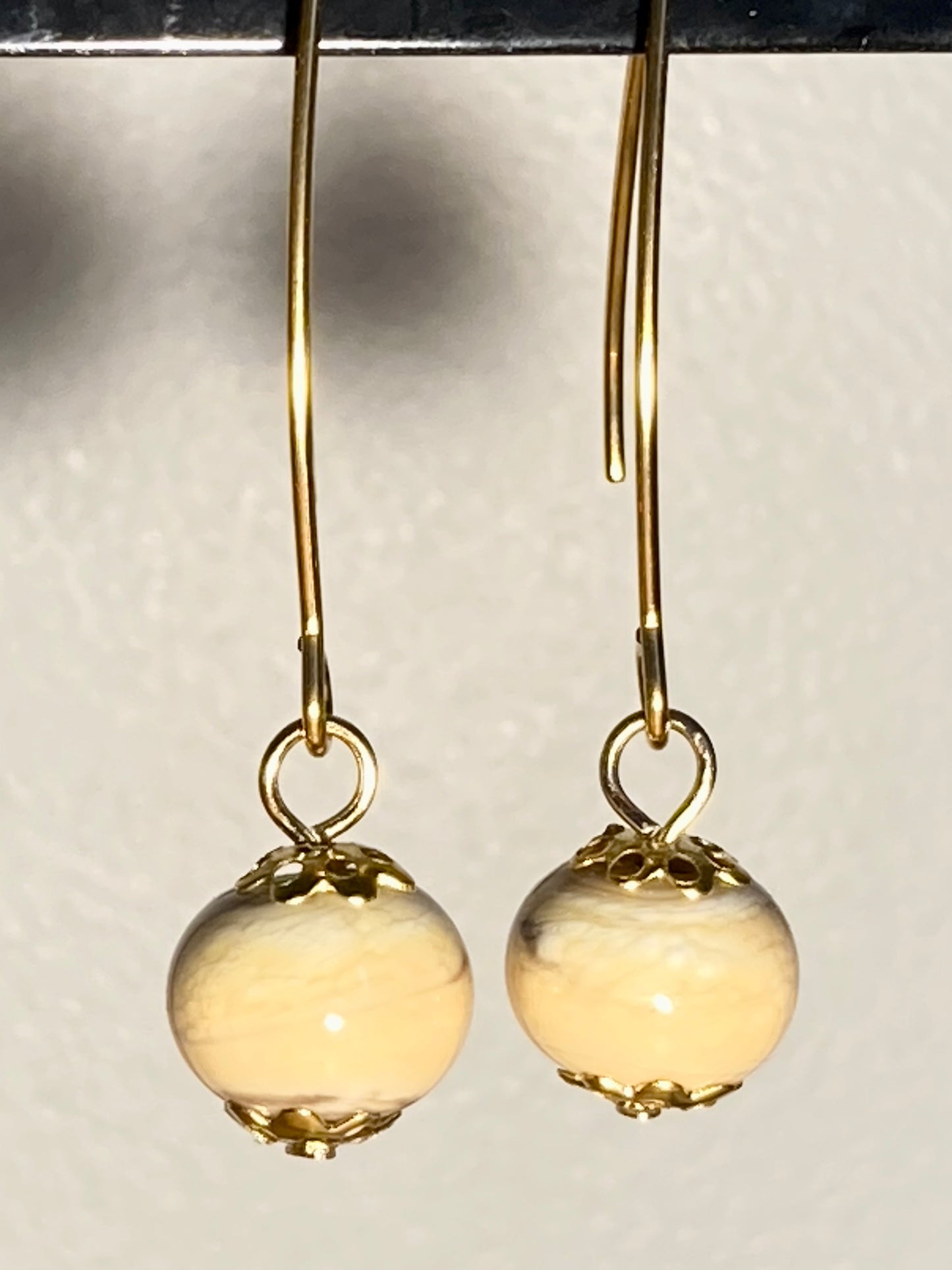 Boucles oreilles pendantes beiges effet craquelé