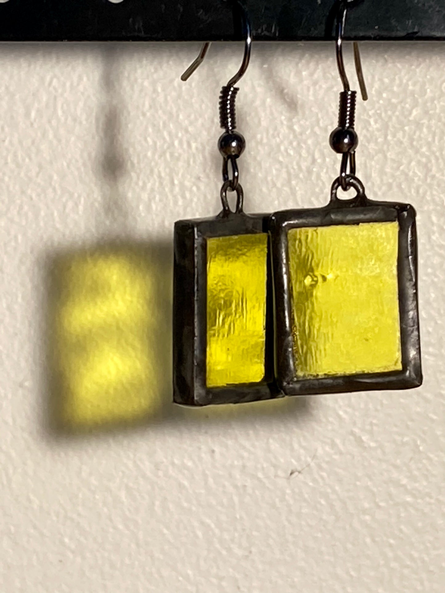 Boucles d'oreilles rectangulaires en vitrail jaune