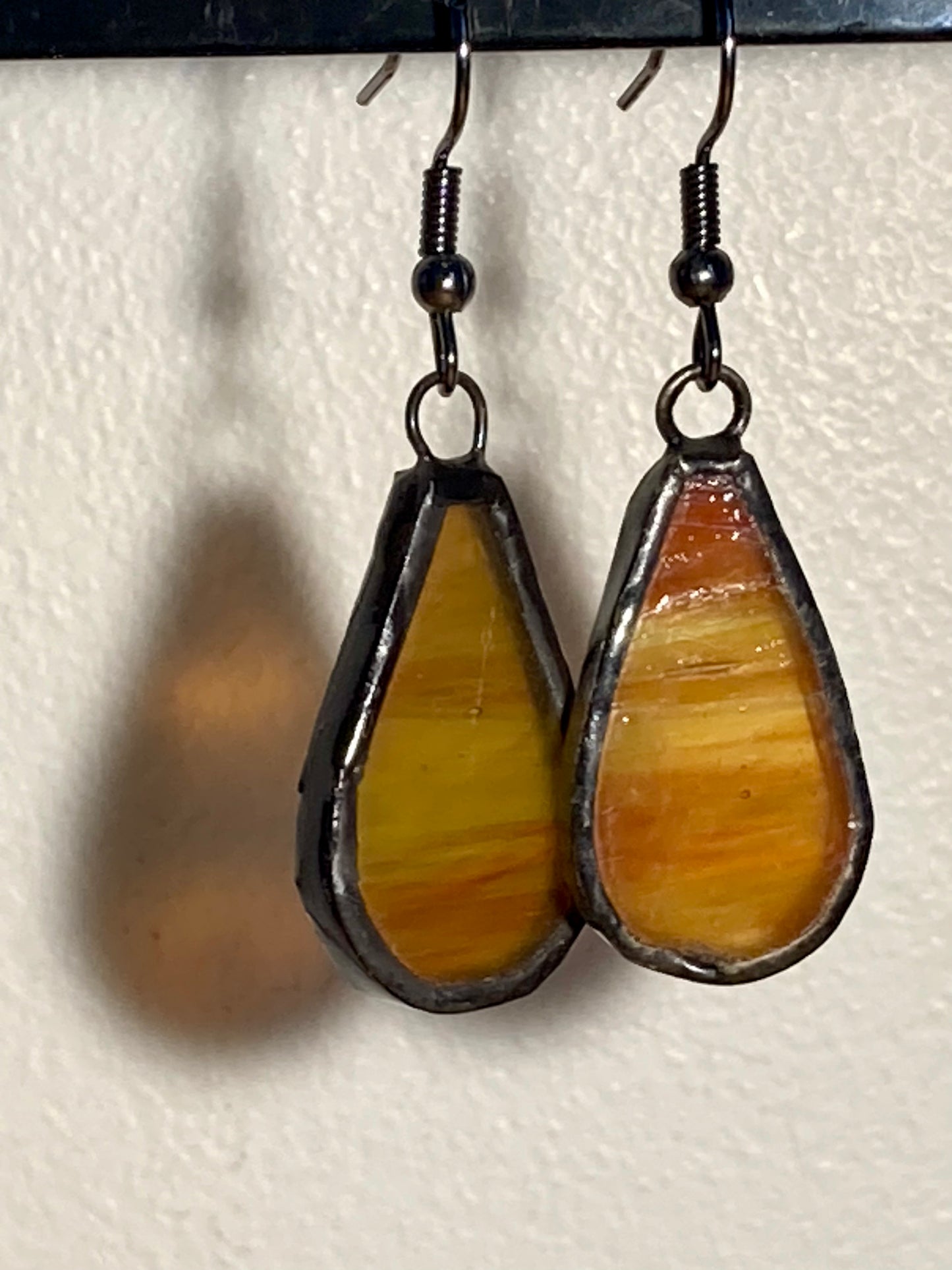 Boucles d'oreilles orange en vitrail en forme de goutte