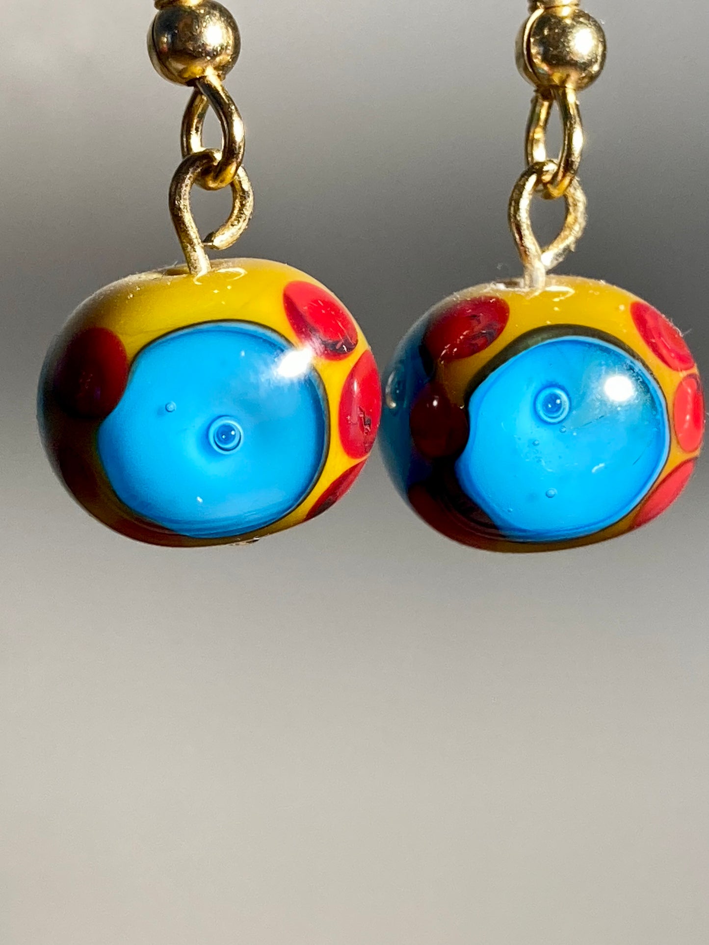 Boucles d'oreilles orange avec pois bleus et rouges