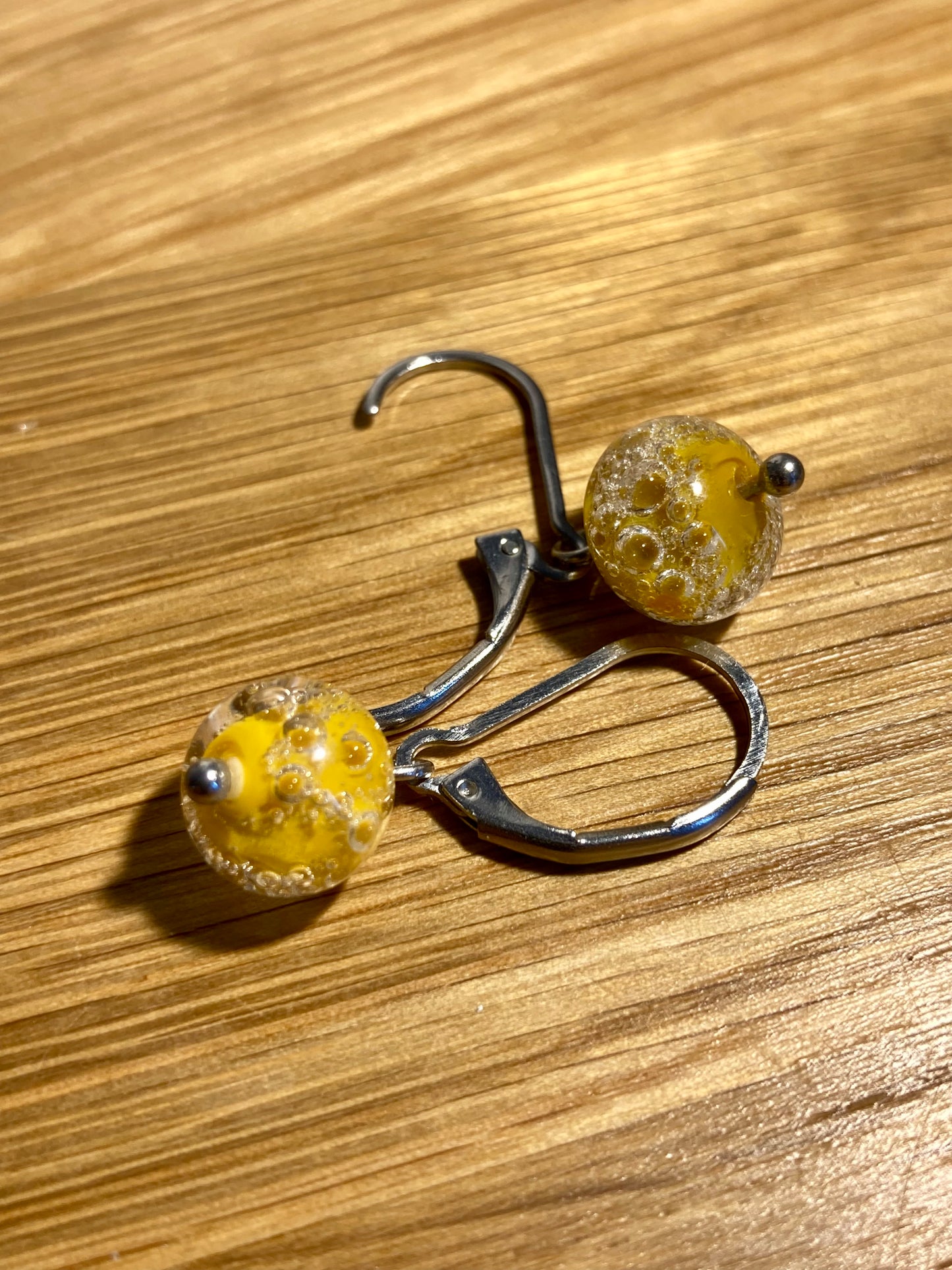 Boucles d'oreilles orange en verre opaque avec bulles