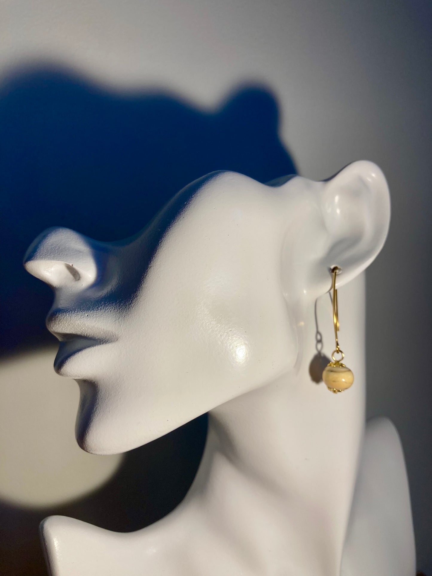 Boucles oreilles pendantes beiges effet craquelé