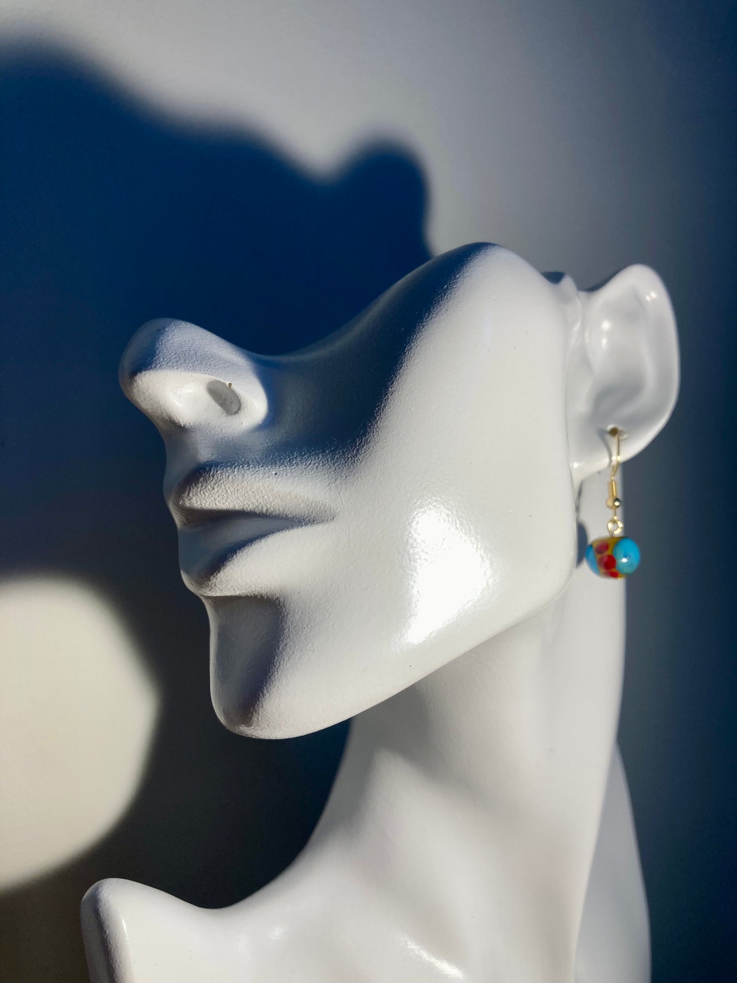 Boucles d'oreilles orange avec pois bleus et rouges