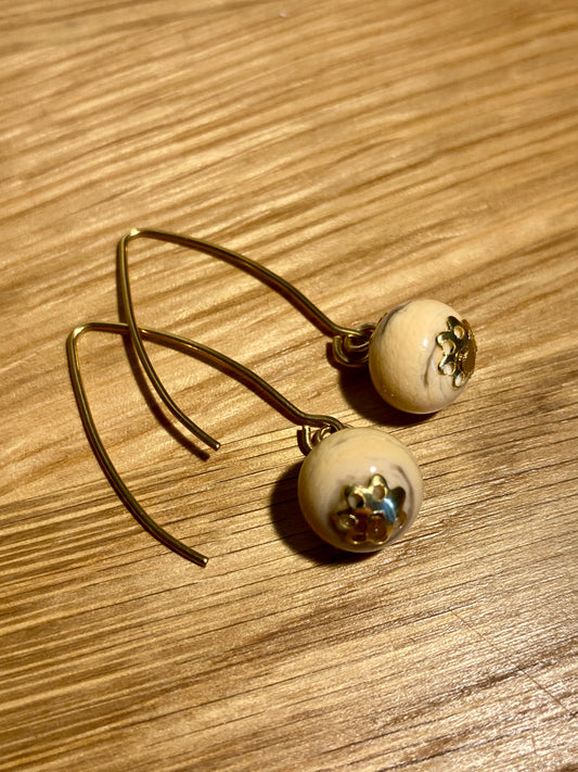 Boucles oreilles pendantes beiges effet craquelé