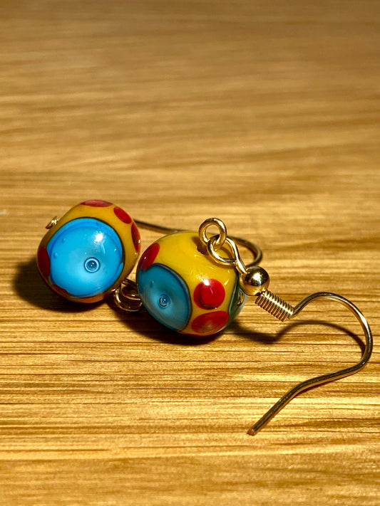 Boucles d'oreilles orange avec pois bleus et rouges
