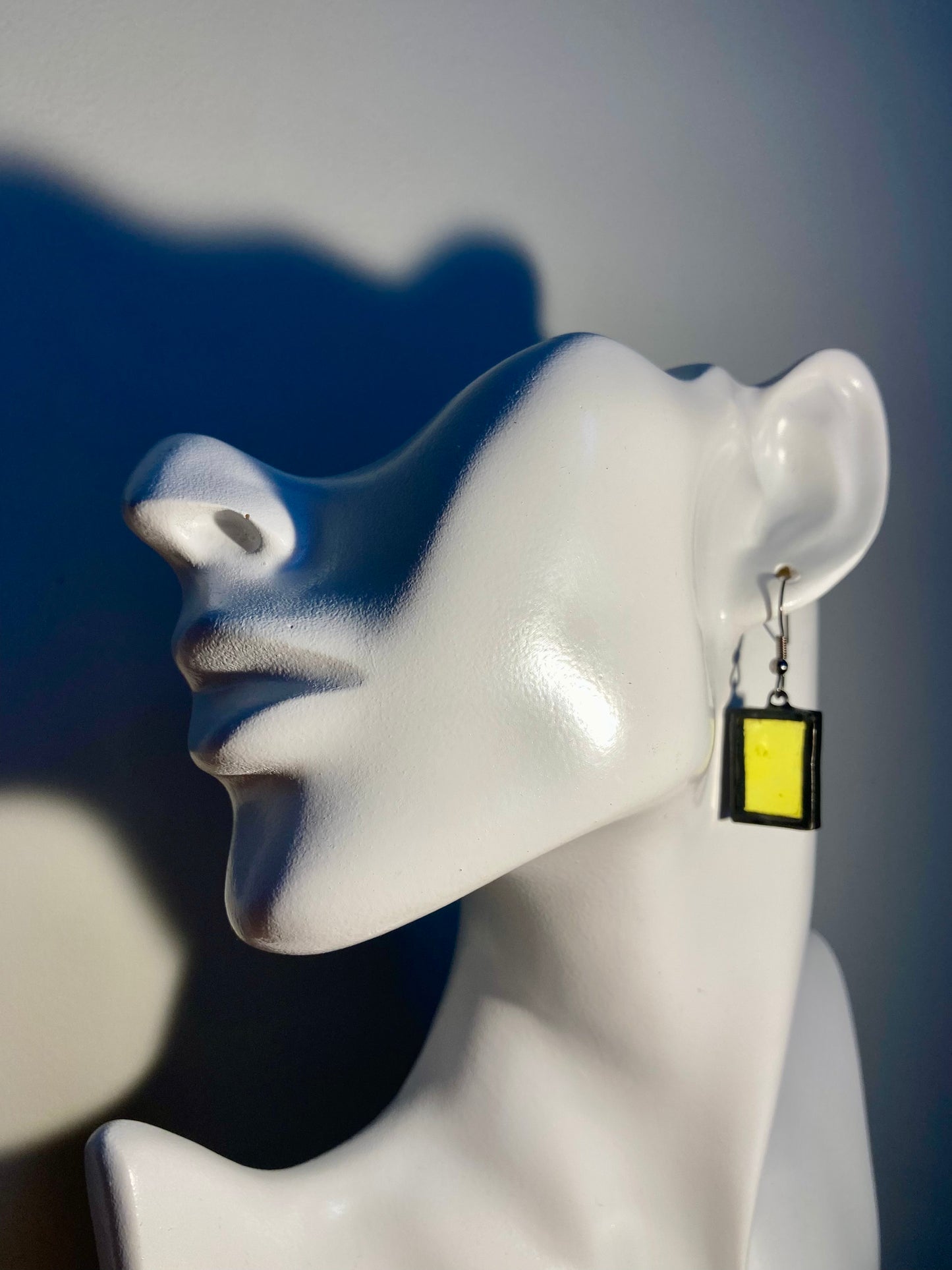 Boucles d'oreilles rectangulaires en vitrail jaune