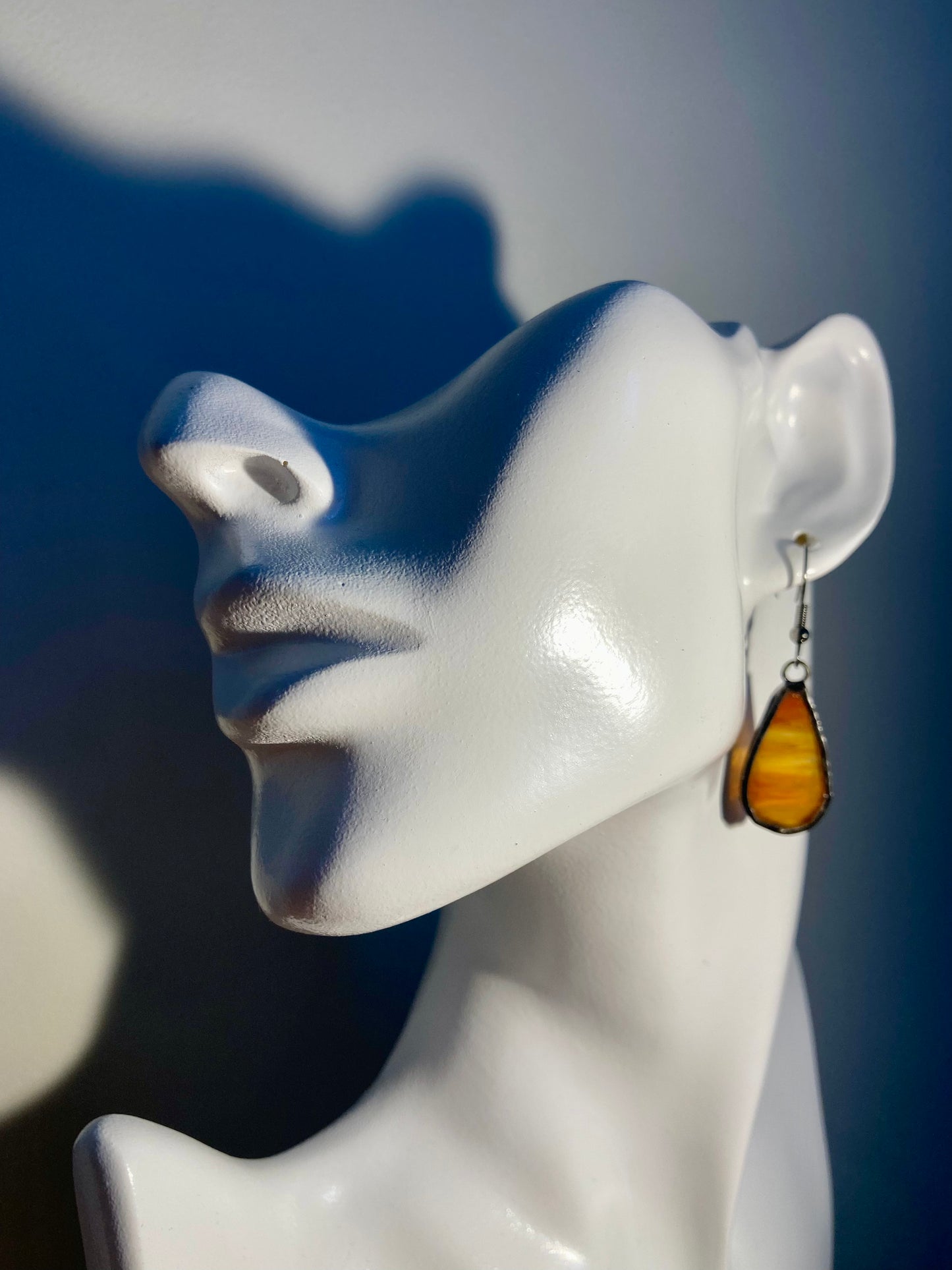 Boucles d'oreilles orange en vitrail en forme de goutte
