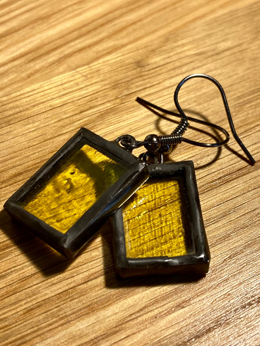 Boucles d'oreilles rectangulaires en vitrail jaune