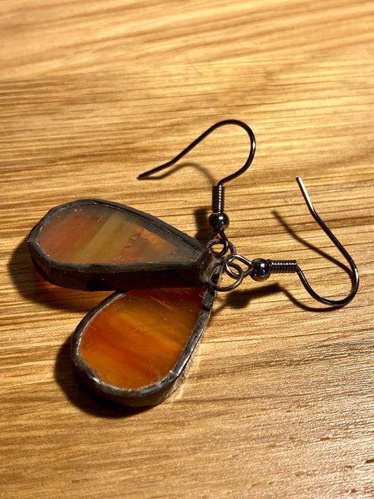 Boucles d'oreilles orange en vitrail en forme de goutte