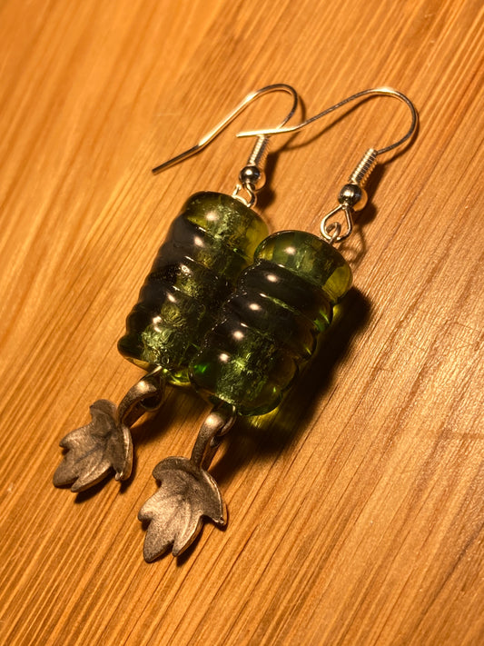 Boucles d'oreilles pendantes cylindriques avec feuille