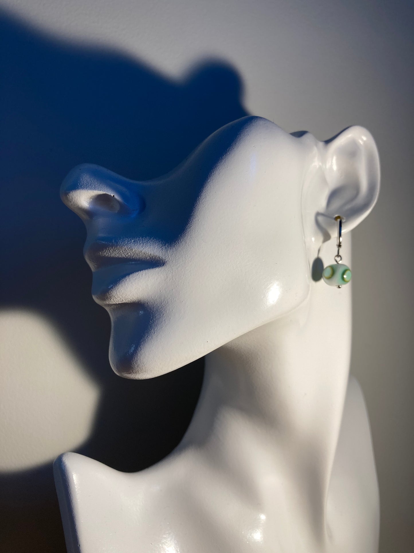 Boucles d'oreilles perles blanches en verre avec pois bleus et verts