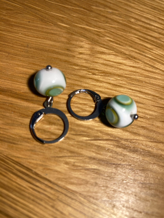 Boucles d'oreilles perles blanches en verre avec pois bleus et verts