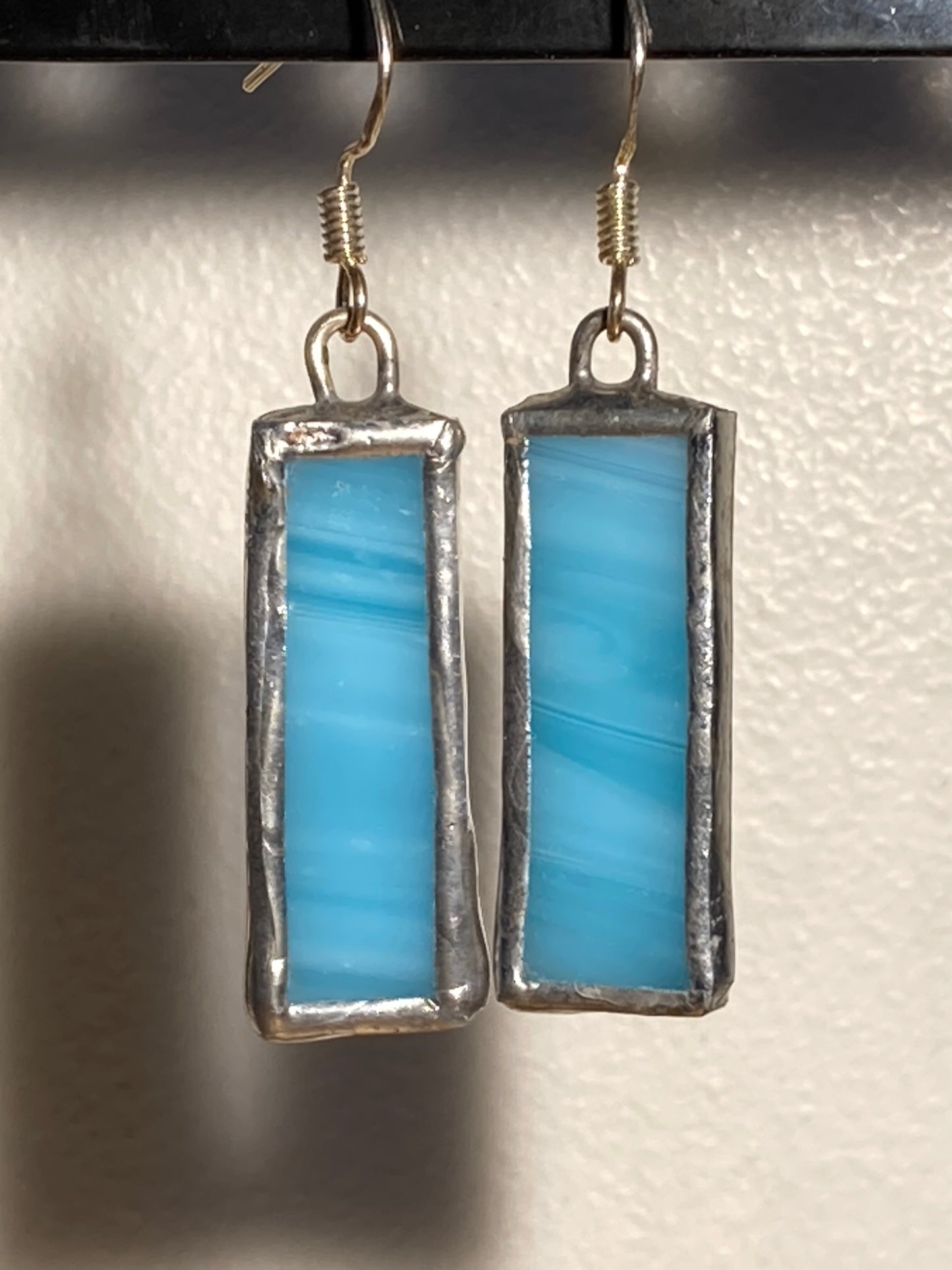 Boucles d'oreilles longues et bleues en vitrail
