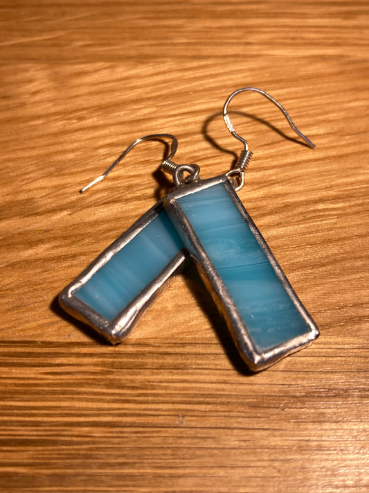 Boucles d'oreilles longues et bleues en vitrail