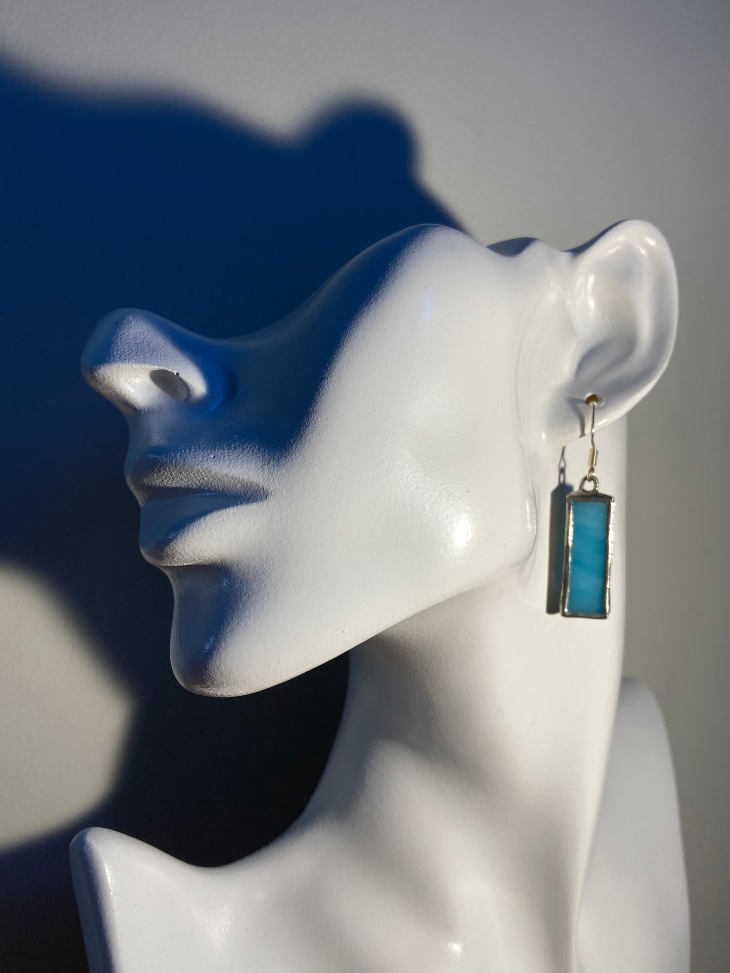 Boucles d'oreilles longues et bleues en vitrail