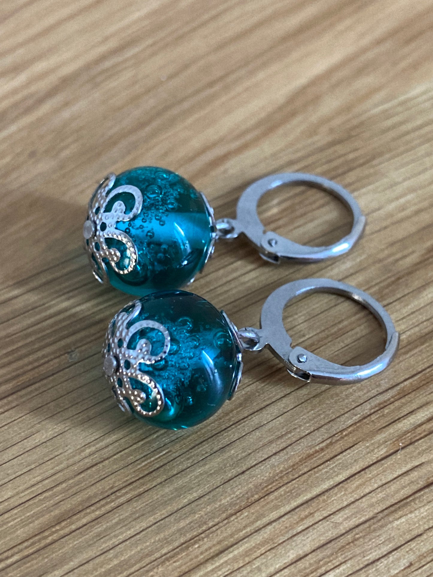 Boucles d'oreilles en verre bleu turquoise avec bulles