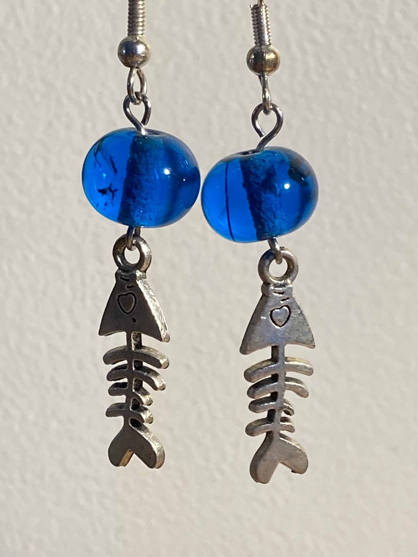 Boucles d'oreilles bleues avec poisson