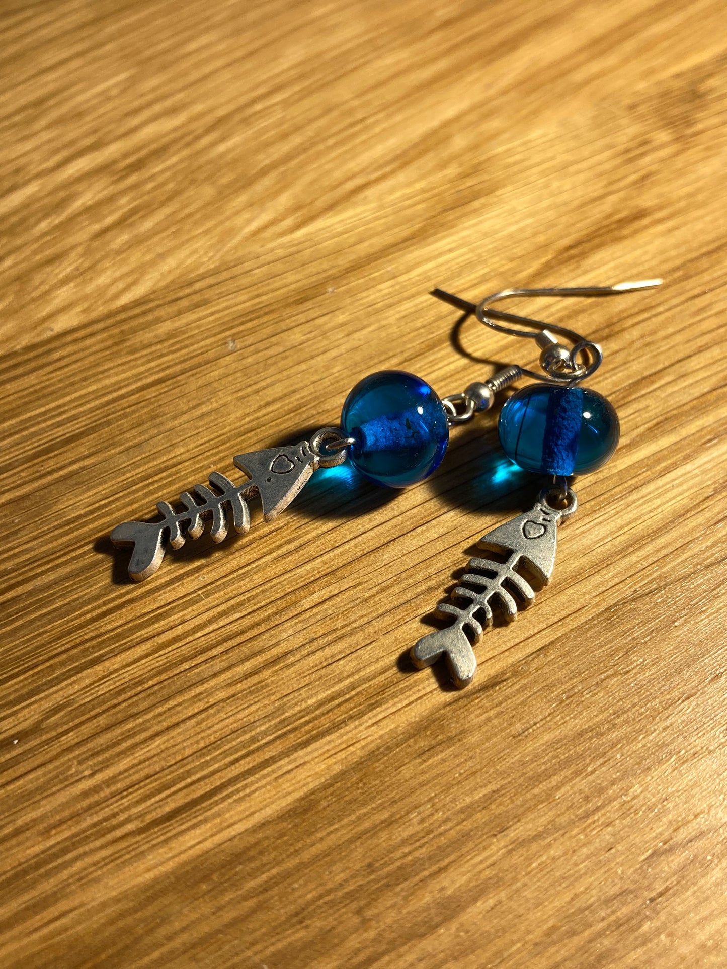 Boucles d'oreilles bleues avec poisson