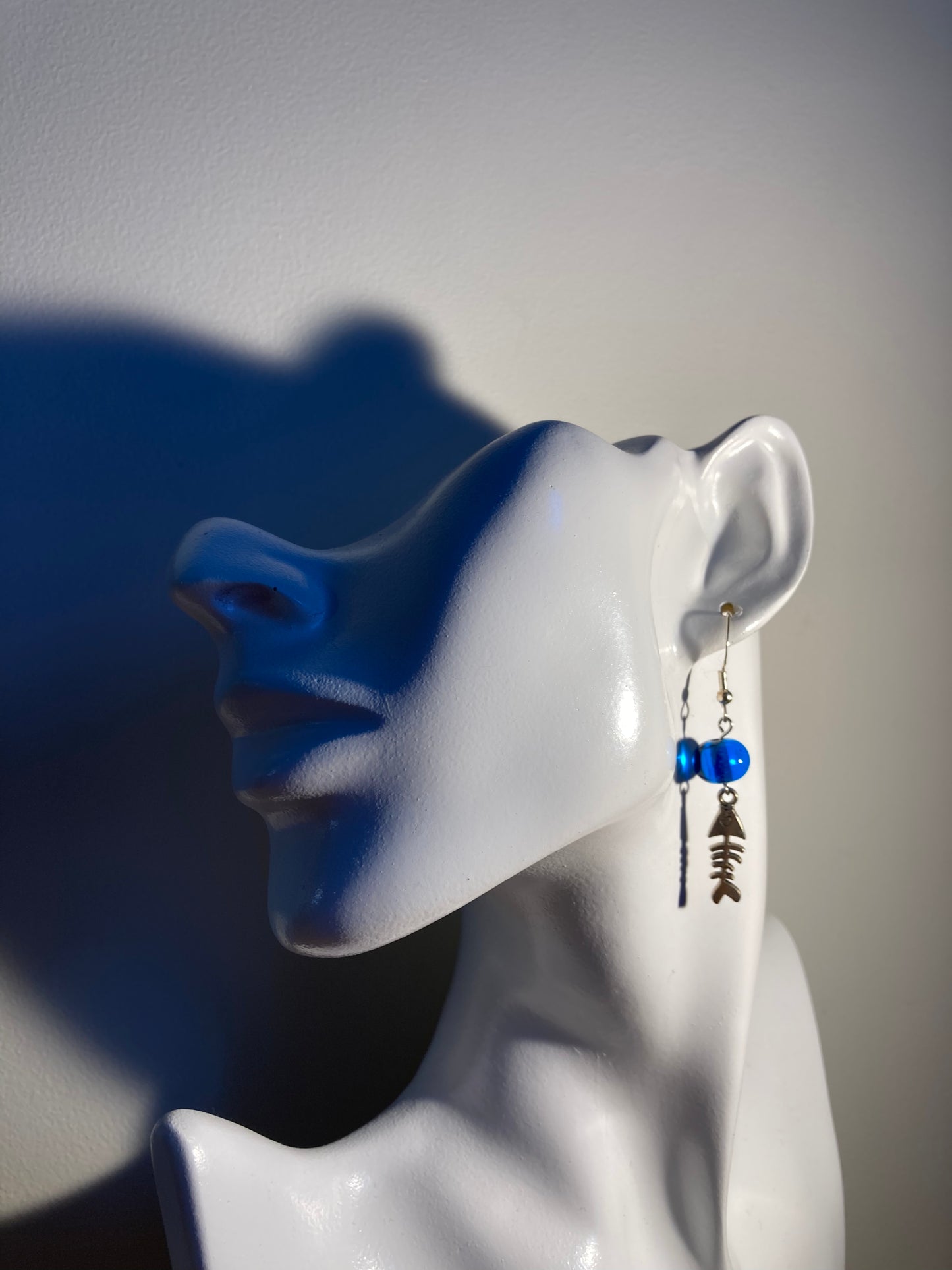 Boucles d'oreilles bleues avec poisson