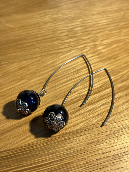 Boucles d'oreilles longues en verre opaque bleu marine