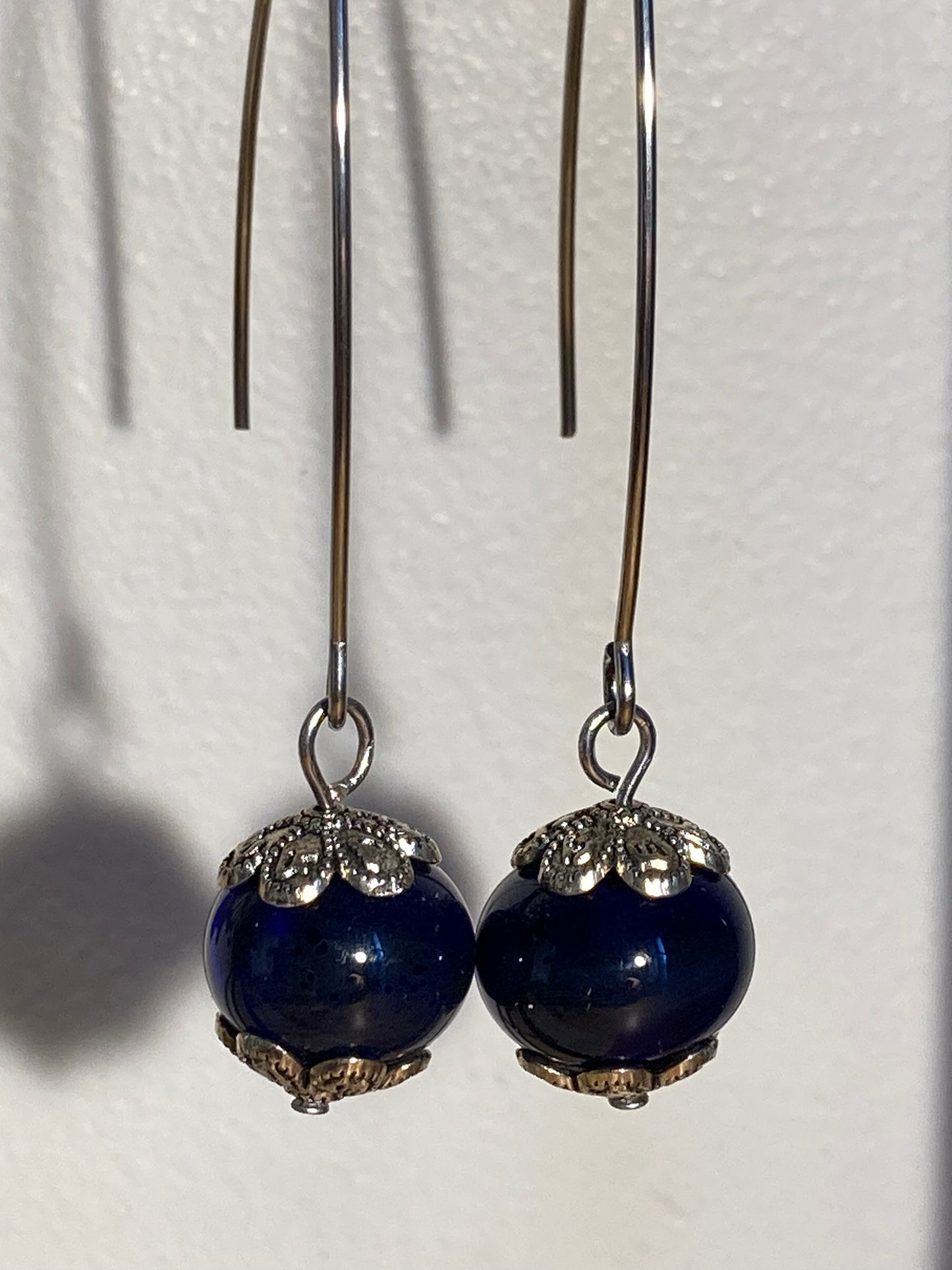 Boucles d'oreilles longues en verre opaque bleu marine