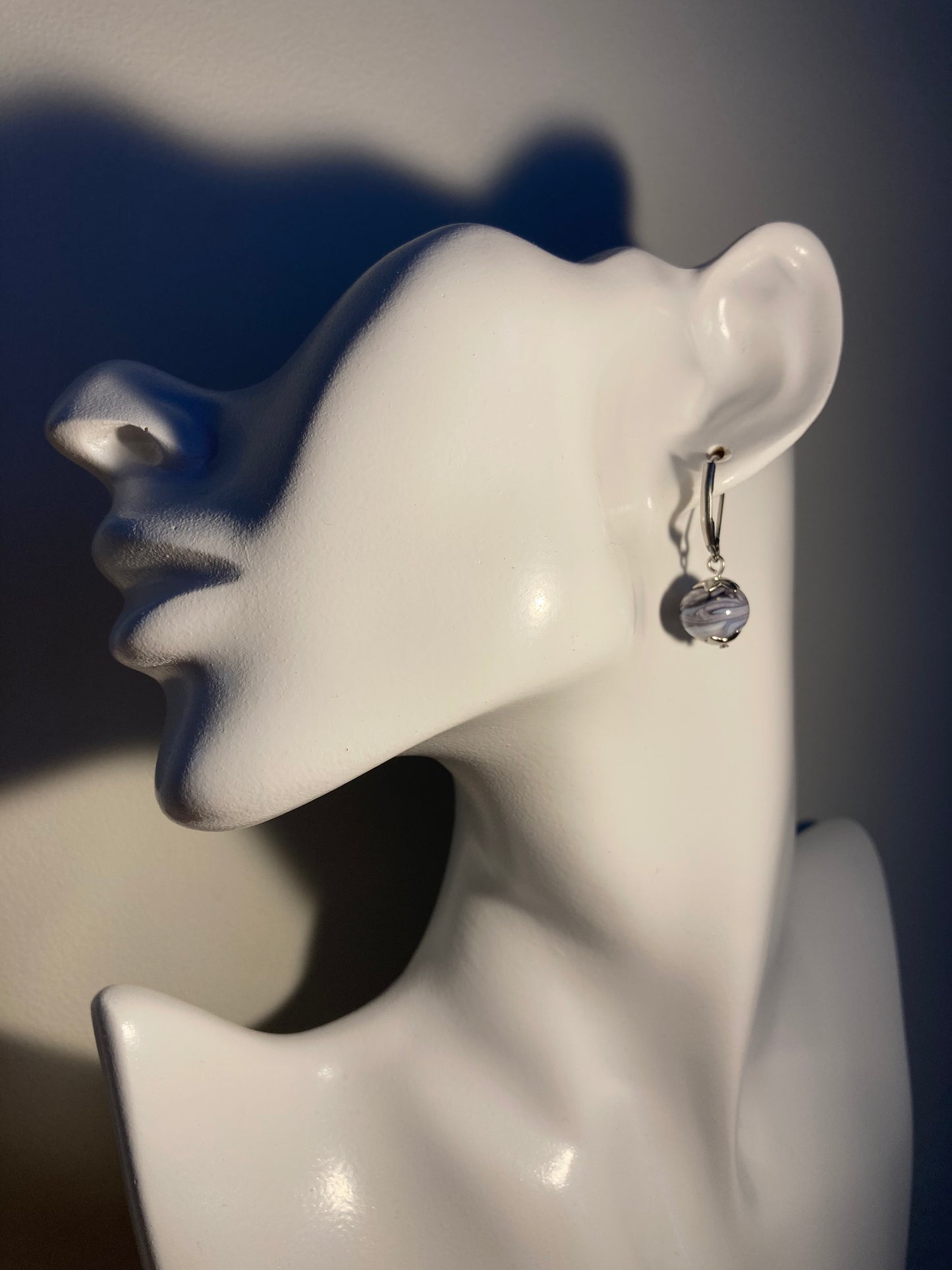Boucles d'oreilles blanches et violettes en perles de verre