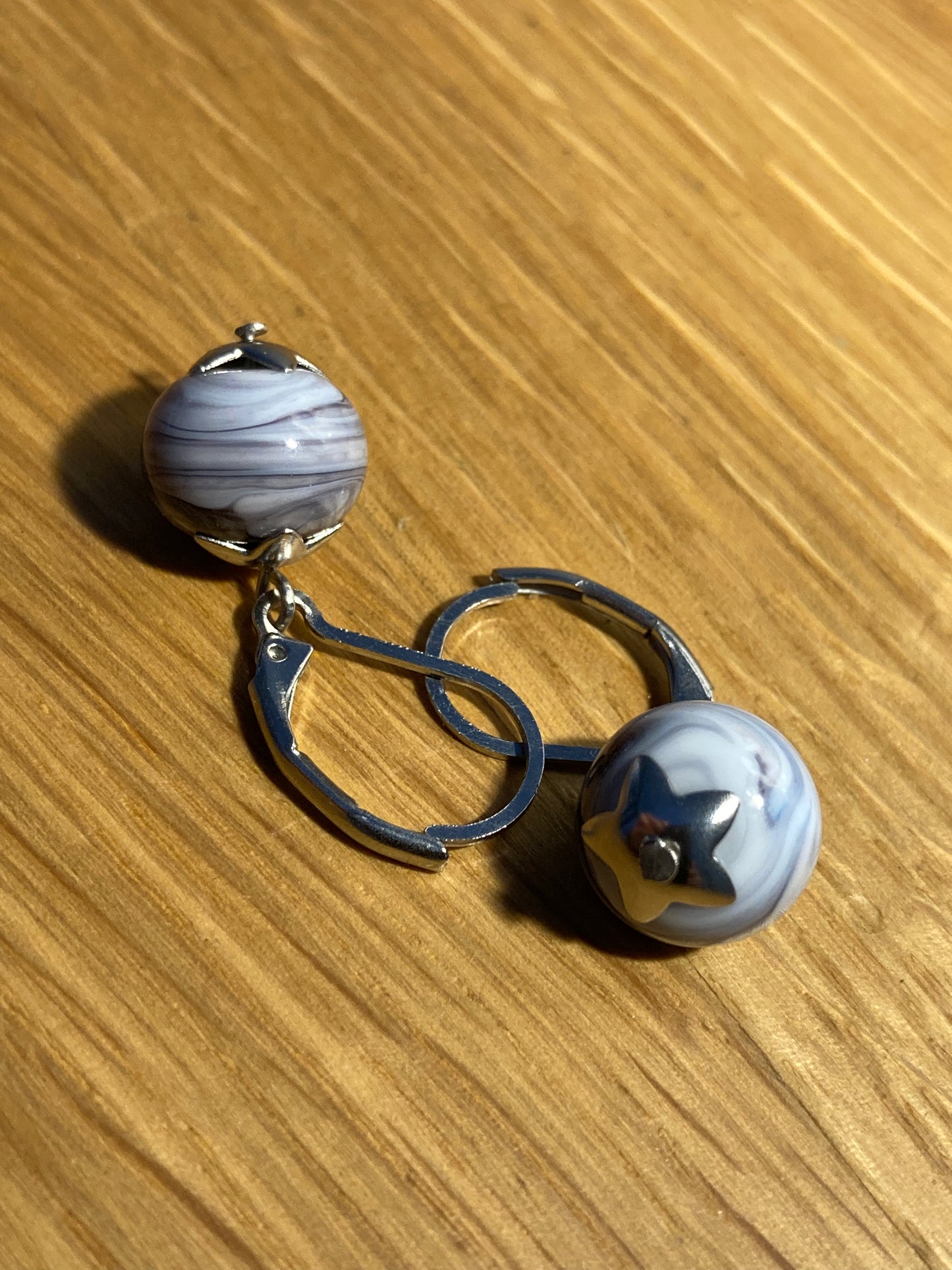 Boucles d'oreilles blanches et violettes en perles de verre
