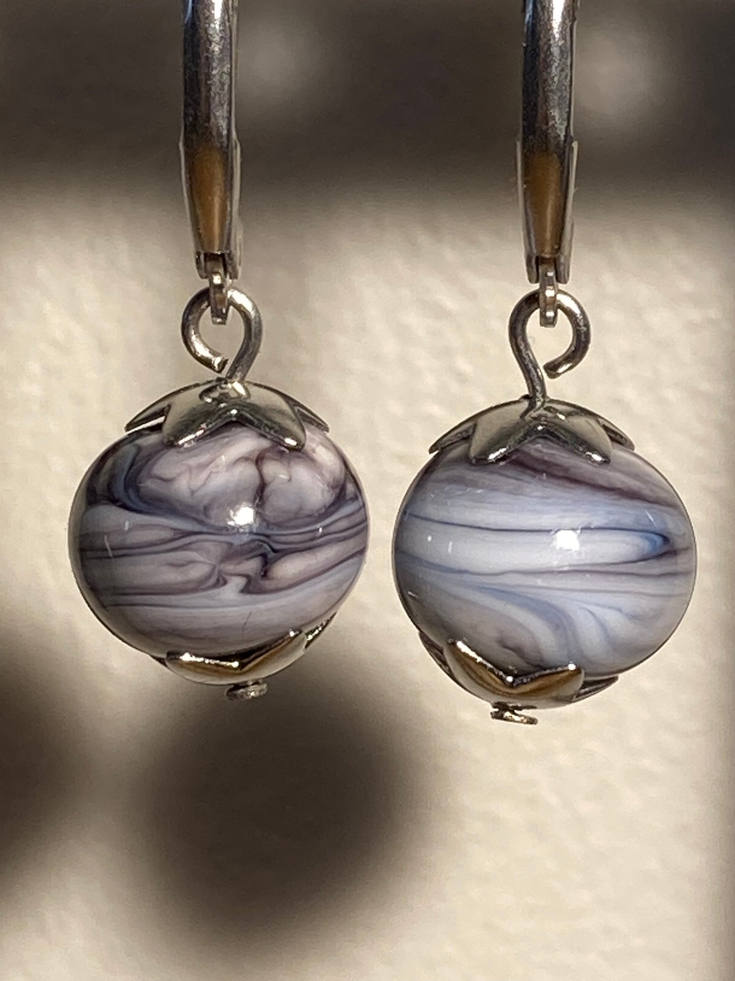 Boucles d'oreilles blanches et violettes en perles de verre