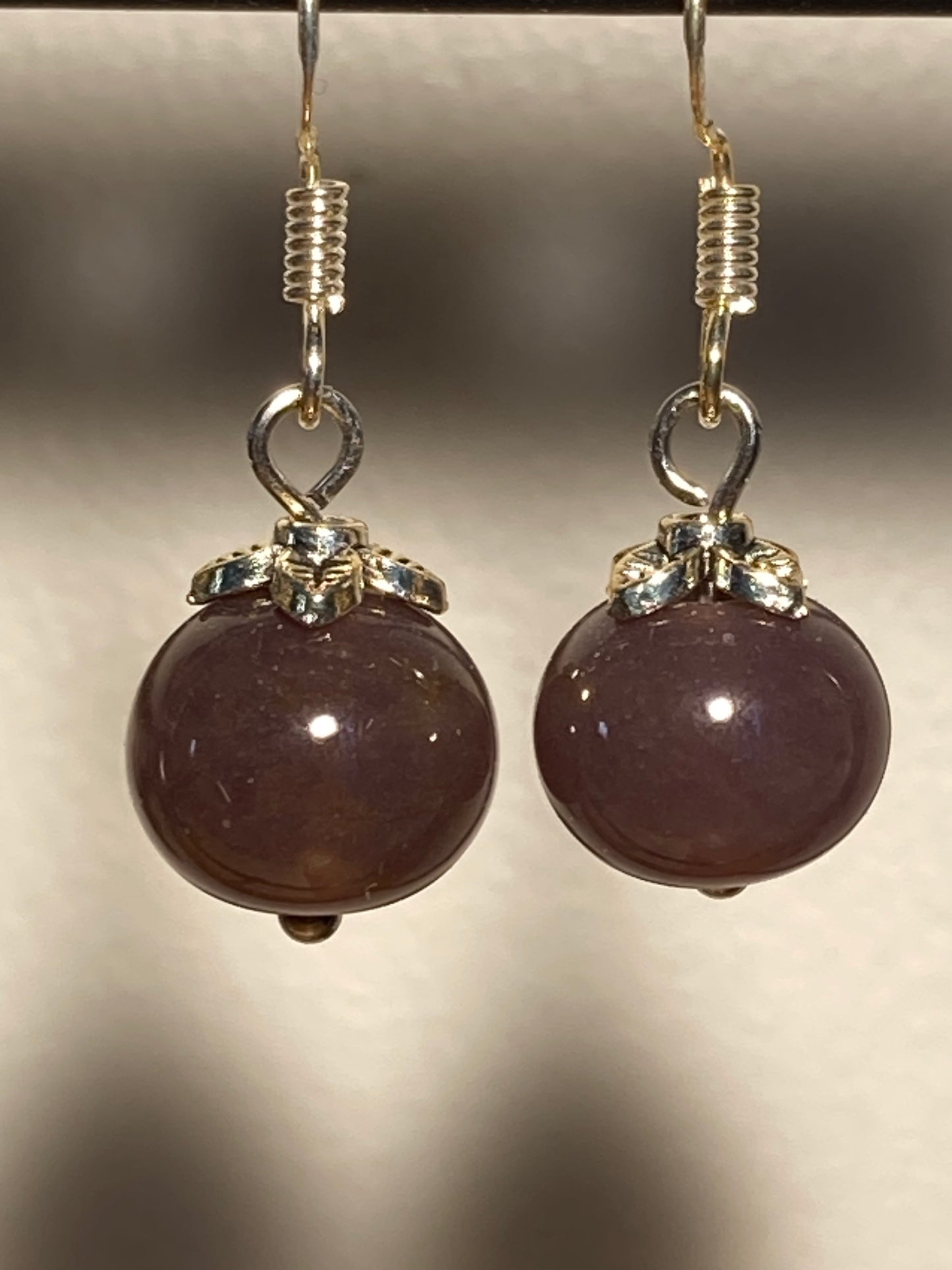 Boucles d'oreilles prune en perle de verre