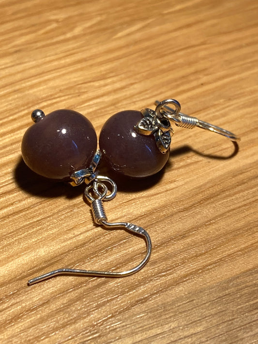 Boucles d'oreilles prune en perle de verre